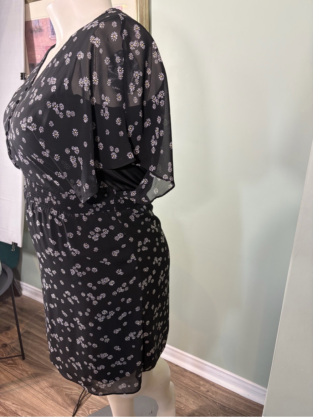 107. Reitmans Black Floral V-Neck Button Front Dress - Picture 3 of 8
